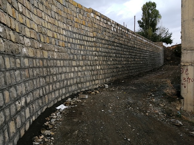 دیوار حفاظتی کنار مسجد